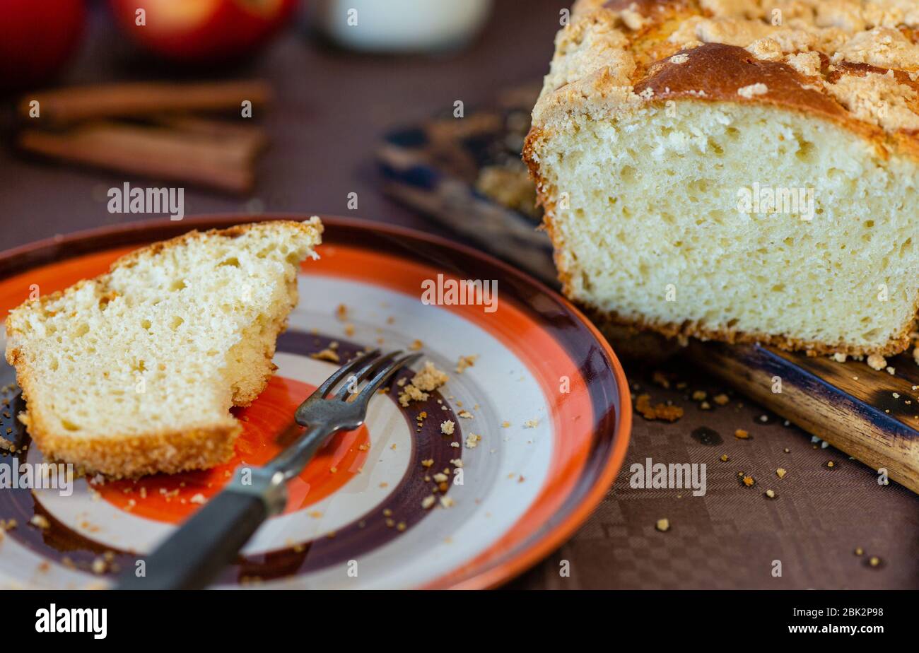 Hausgemachter Kuchen. Süßes Dessert. Hefeteig. Zusammen backen. Kupferbehälter. Apfel und Zimt. Party bei Oma's. Eine Familienfeier. Stockfoto