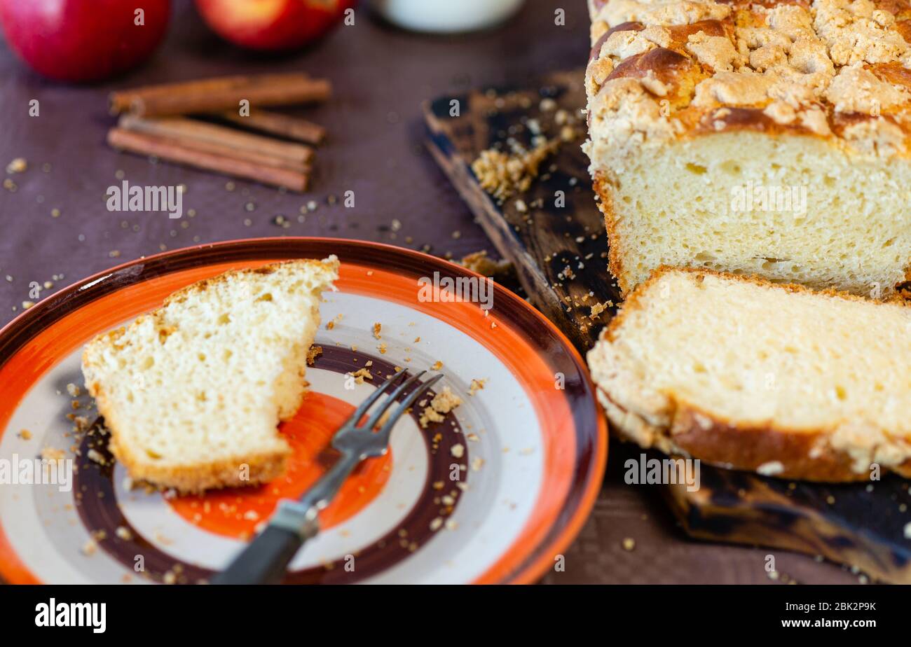 Hausgemachter Kuchen. Süßes Dessert. Hefeteig. Zusammen backen. Kupferbehälter. Apfel und Zimt. Party bei Oma's. Eine Familienfeier. Stockfoto