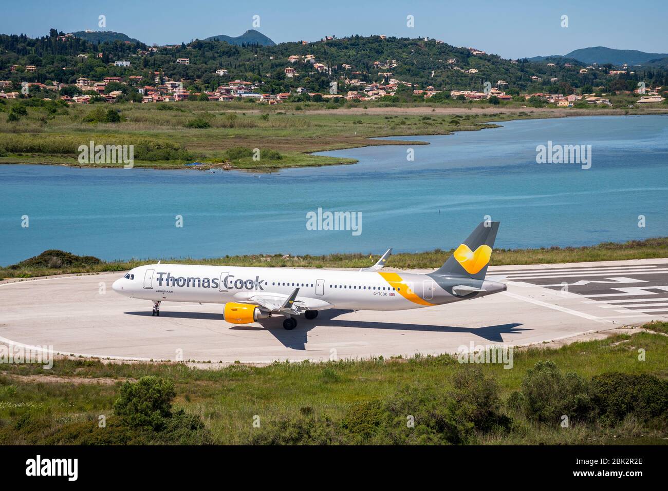 Thomas Cook Airbus A321-Flugzeug rollt auf der Start- und Landebahn des Internationalen Flughafens Korfu. Stockfoto