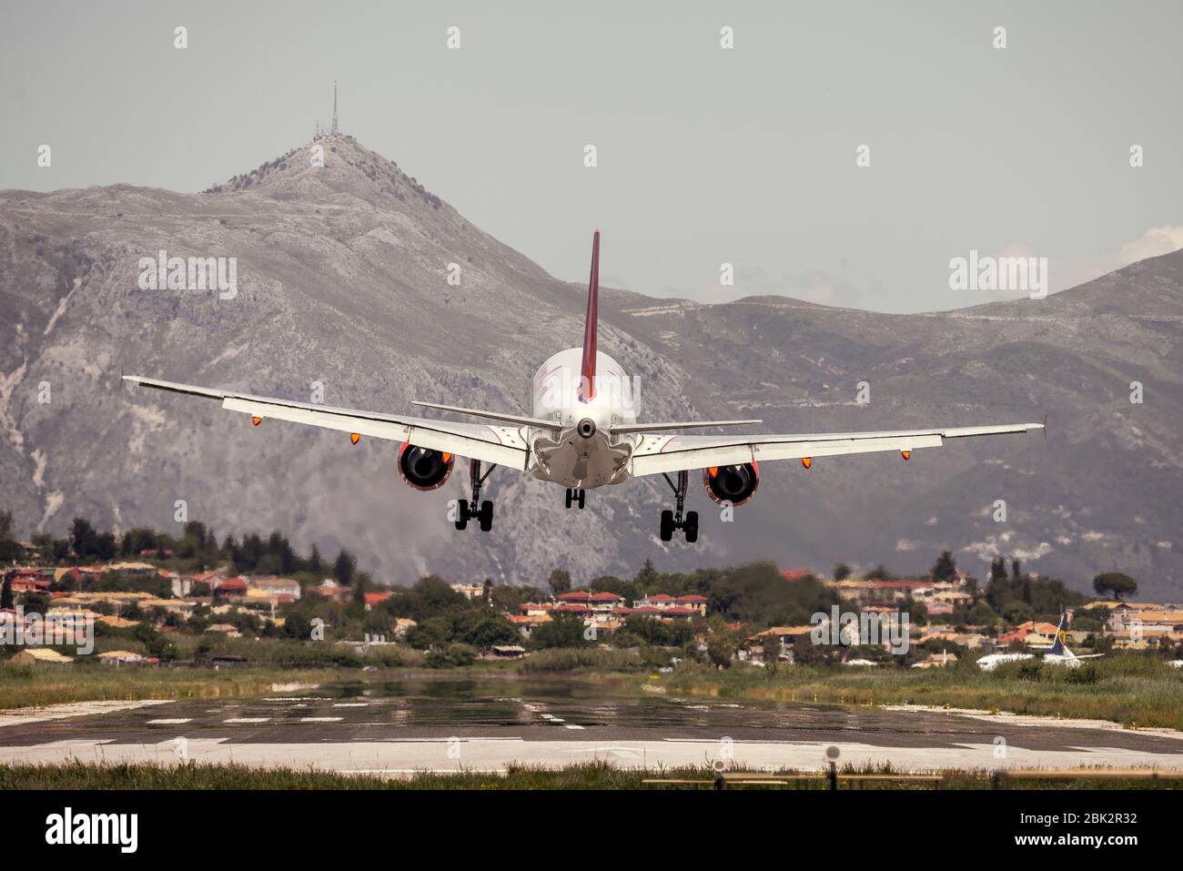 Flugzeug kommt an, um am internationalen Flughafen von Korfu zu landen. Stockfoto