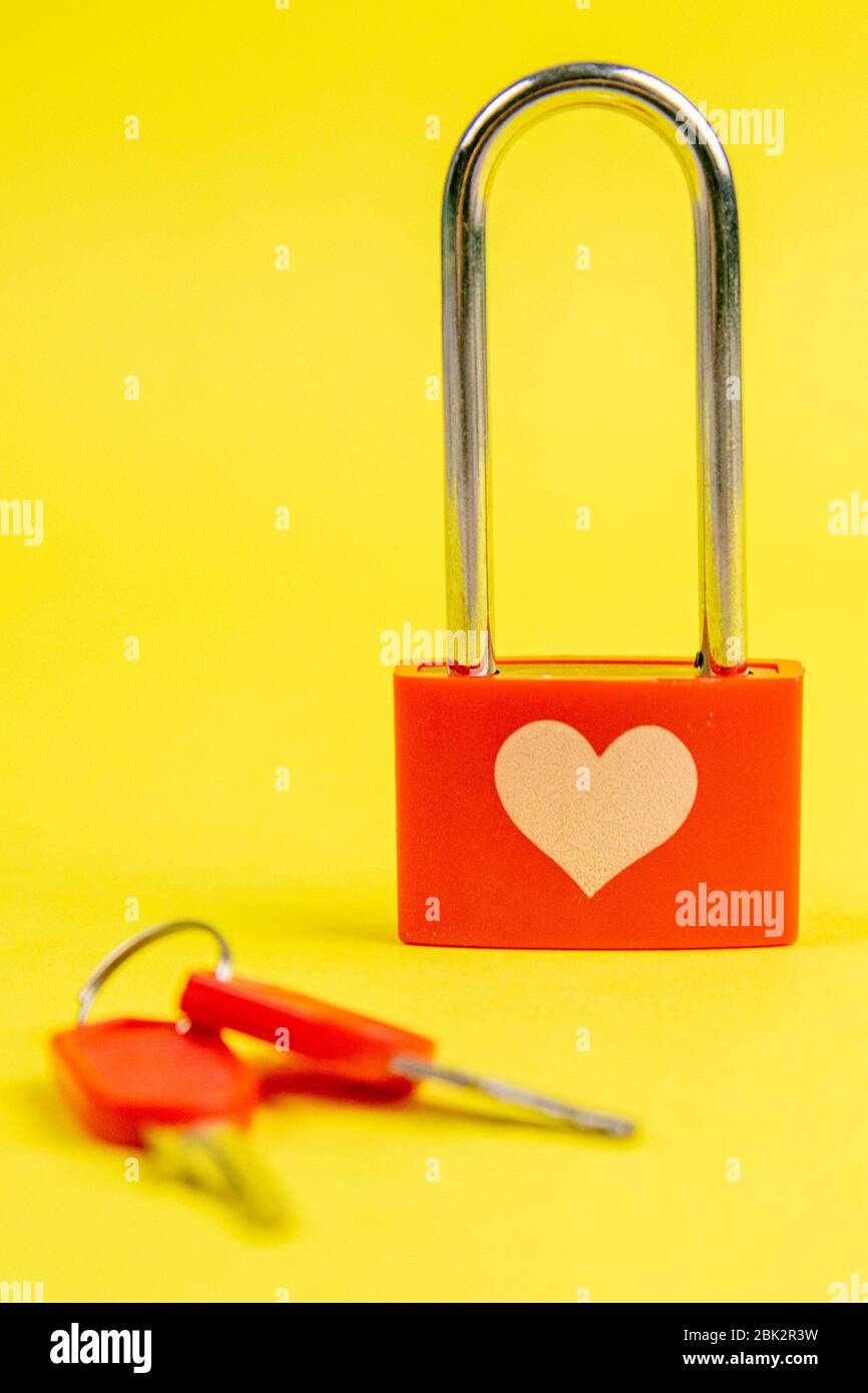 Rotes Schloss mit Zeichnungsherz und Schlüssel auf gelbtem Hintergrund  Stockfotografie - Alamy