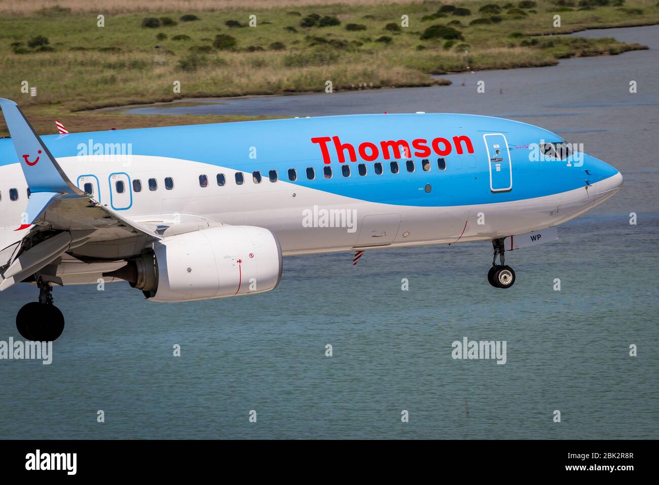 Thomson Boeing 737 Flugzeug kommt an den internationalen Flughafen Korfu zu landen. Stockfoto