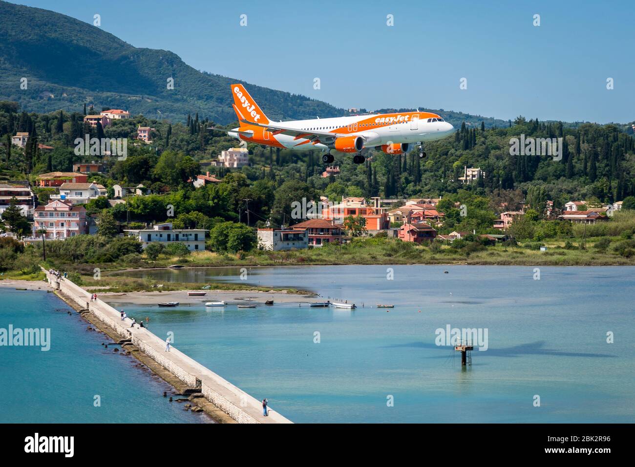 EasyJet-Flugzeug, das über den Damm am internationalen Flughafen von Korfu landet. Stockfoto