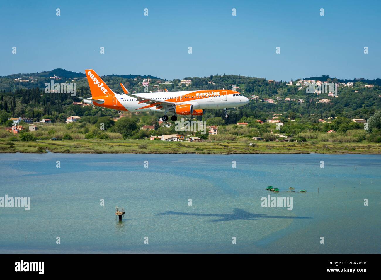 EasyJet-Flugzeug kommt am internationalen Flughafen von Korfu an. Stockfoto