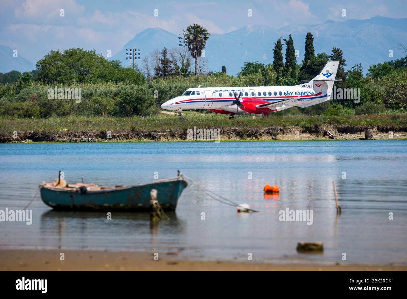 Sky Express Flugzeug landet am Internationalen Flughafen Korfu. Stockfoto
