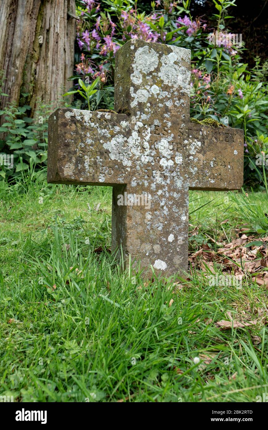 Steinkreuz Grabstein auf einem Friedhof, England, Großbritannien. Stockfoto