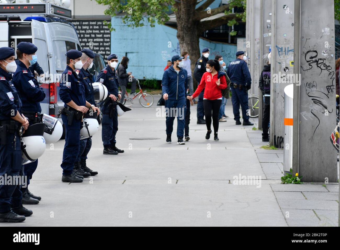 Wien, Österreich1. Mai 2020. Verschiedene linke Gruppen haben zu einer Demonstration gegen die Beschränkungen der Verfügbarkeit aufgerufen. Die Demonstranten wollen nach den vorgeschriebenen Entfernungsregeln und Maske ins Wiener Rathaus. Quelle: Franz Perc / Alamy Live News Stockfoto