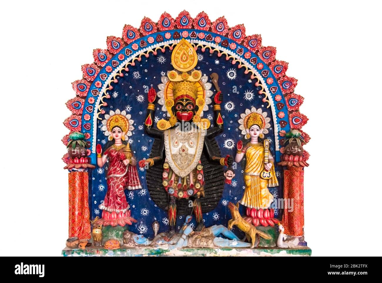 Drei Göttin der hinduistischen Mythologie (von links nach rechts) Laxmi Göttin, Kaali Maa und Maa Saraswati geschnitzt aus Stein in Indien Tempel für Idol Anbetung der Gottheit Stockfoto