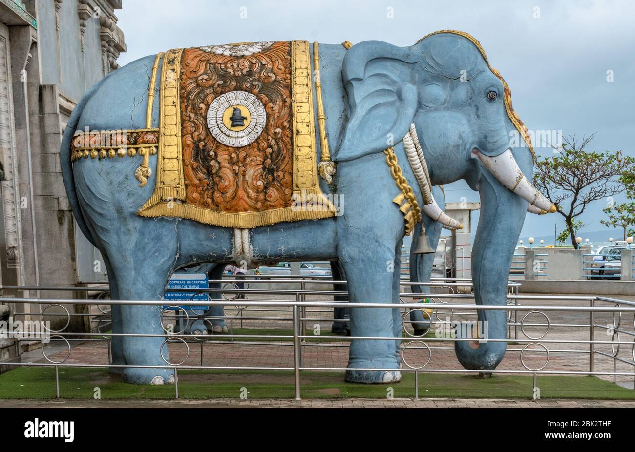 Hoch dekorierte echte Leben große Stier Elefant im südindischen Tempel. Es gilt als verheißungsvoll und Verkörperung der Hindu-Mythologie Lord Ganesha. Stockfoto