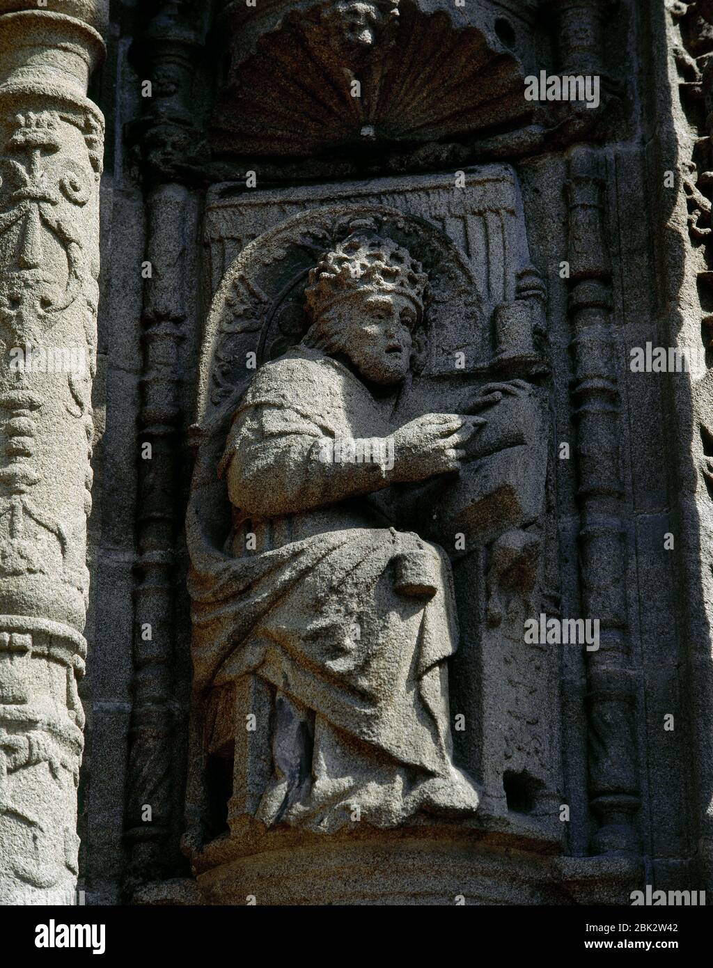 Papst Gregor I. (c.. 540-604). Bekannt als St. Gregor der große, war er Papst von 590 bis 604. Statue des flämischen Bildhauers Cornelius de Holanda (16. Jahrhundert), in Galicien tätig. Hauptfassade der Basilika Santa Maria la Mayor. Pontevedra, Galicien, Spanien. Stockfoto