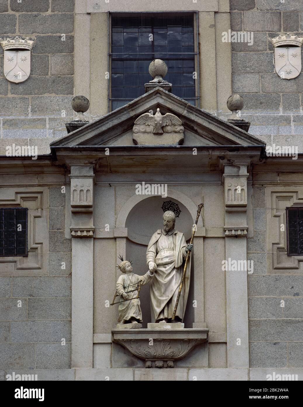 Der heilige Josef mit dem Christkind. Zierstatue von Giraldo di Merlo (1574-1620). Hauptfassade. Kloster des Heiligen Joseph. Avila, Kastilien und Leon, Spanien. Stockfoto