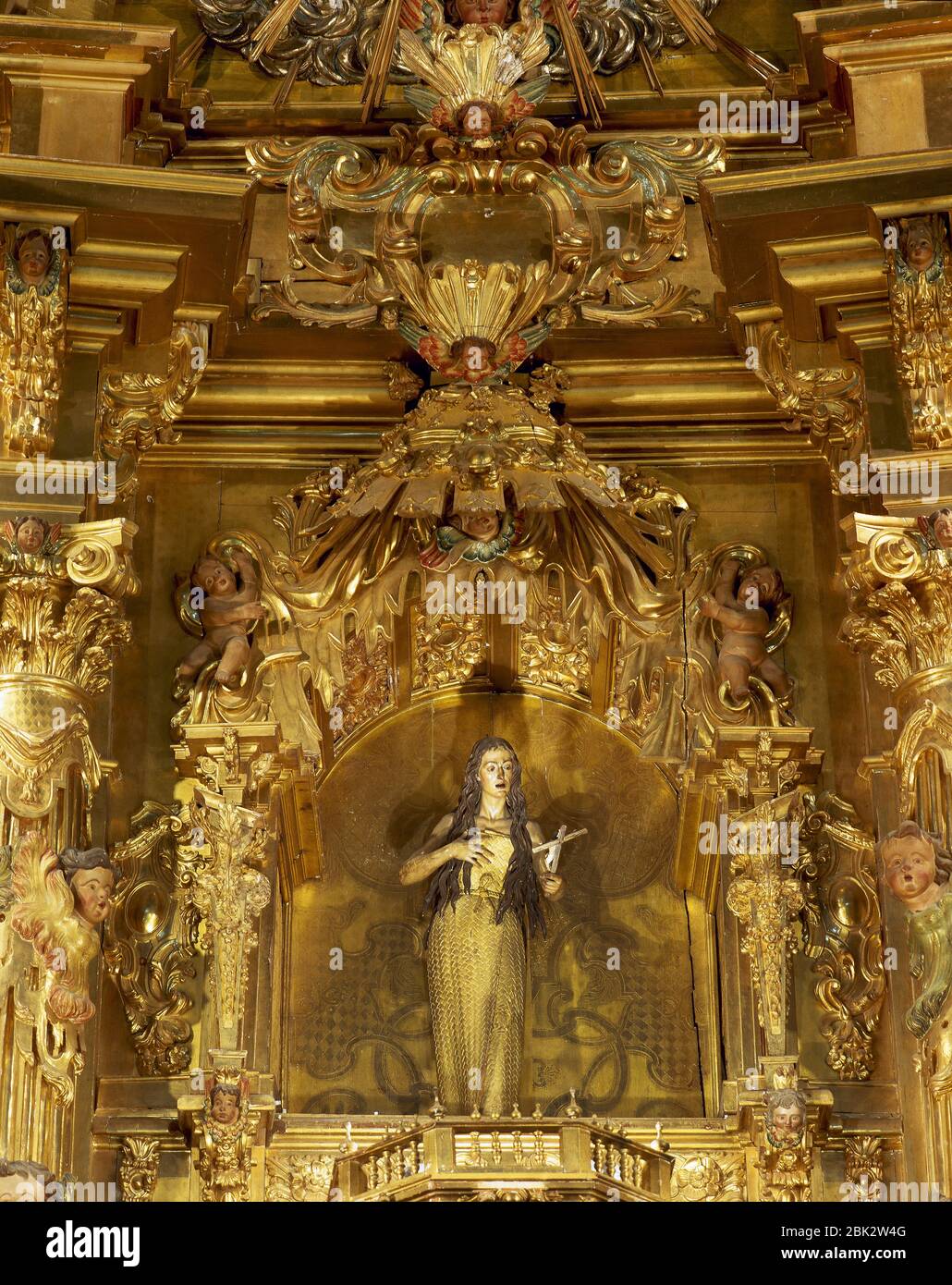 Maria Magdalena. Holzschnitzerei des spanischen Bildhauers Luis Salvador Carmona (1708-1767), Spätbarock. Skulptur integriert in das Altarbild von Narciso Tome. Kirche der Heiligen Maria Magdalena. Torrelaguna, Gemeinde Madrid, Spanien. Stockfoto