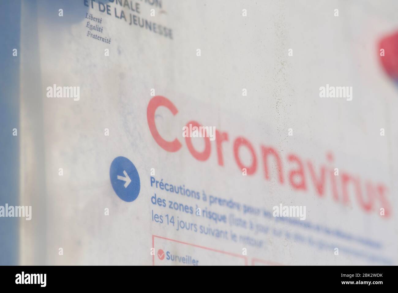 Ein Coronavirus-Hinweis (unter Plexiglas) auf einer Tafel vor dem Büro des Bürgermeisters in einem französischen Dorf Stockfoto