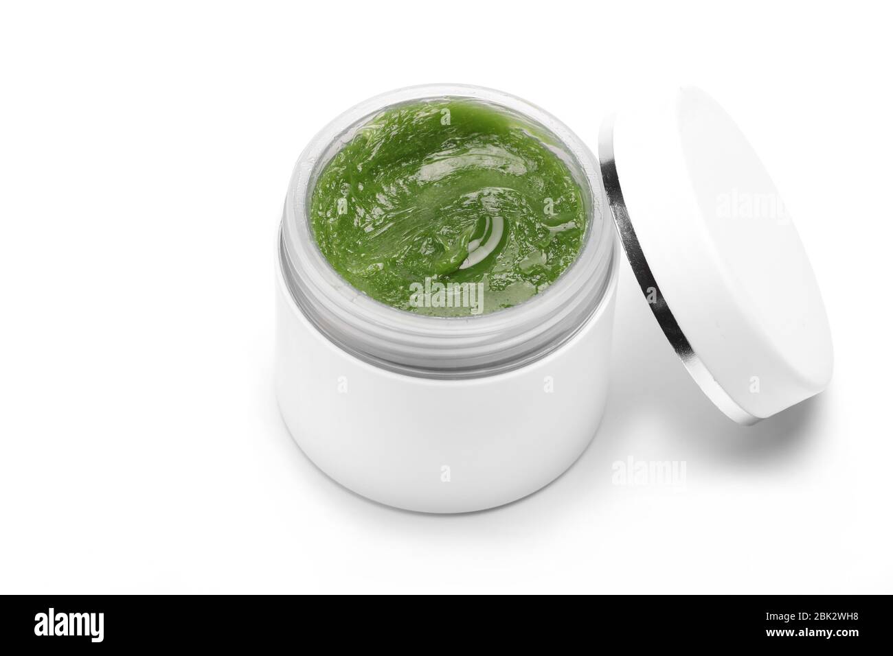 Kosmetik natürliche Gesicht und Körper grüne Creme in weißen Behälter, Glas  isoliert auf einem weißen Hintergrund. Copy space Stockfotografie - Alamy