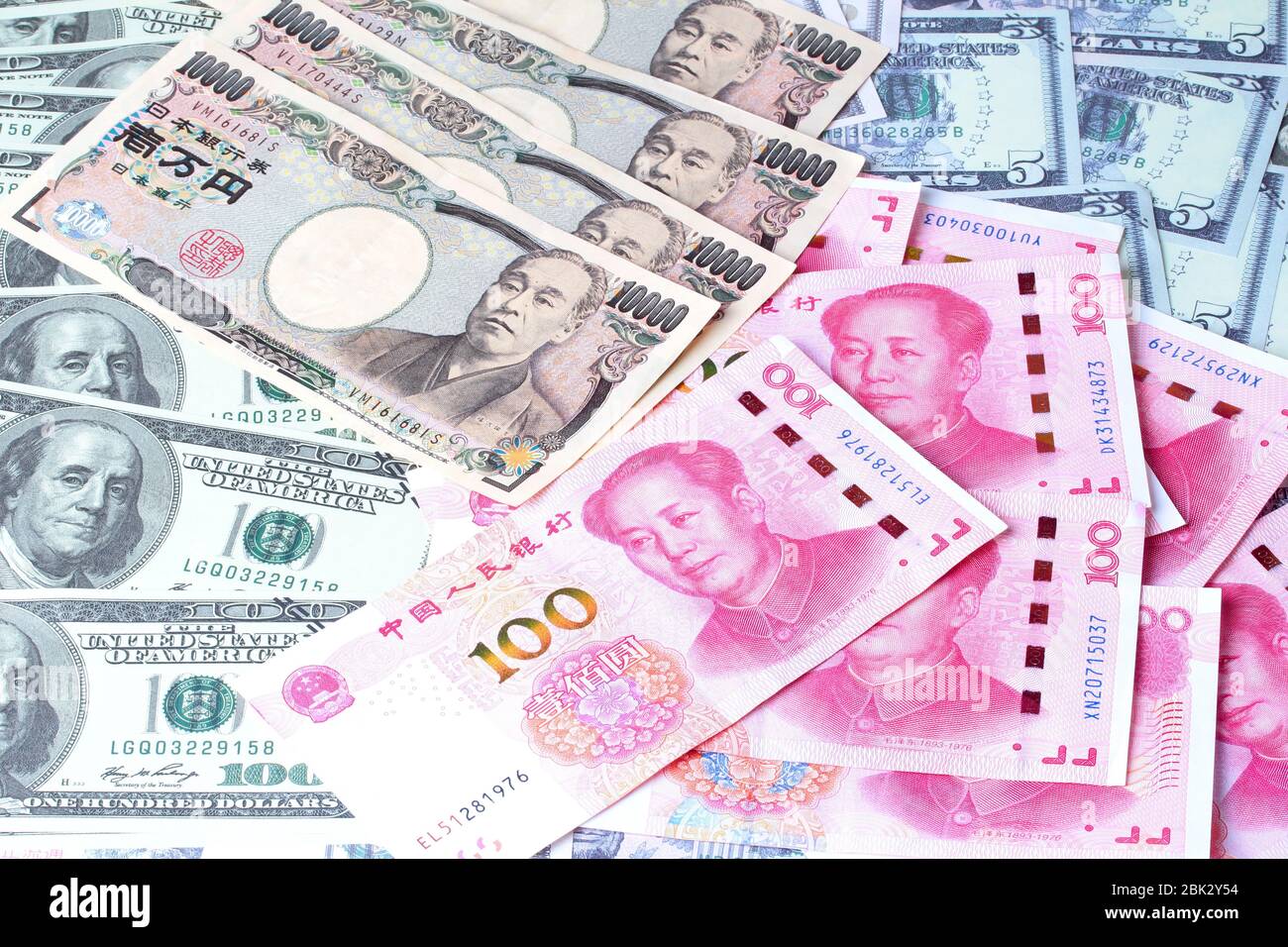 Dollar Geld, USA Banknote, Yuan Banknote, chinesische Banknote und Yen Banknote, japanische Banknote legen Spread doppelt. Stockfoto