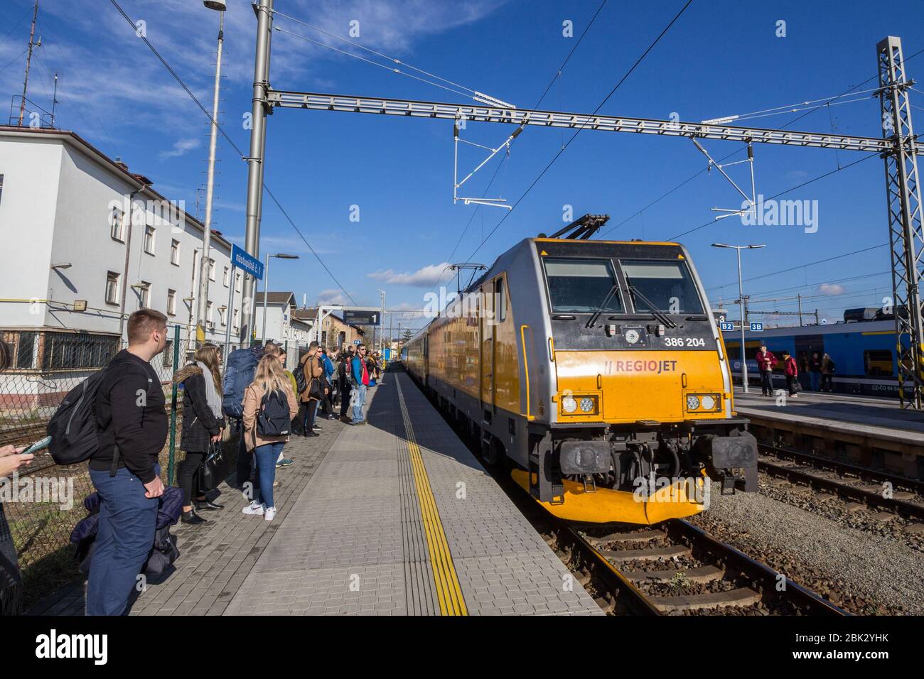 BRÜNN, TSCHECHIEN - 6. NOVEMBER 2019: RegioJet-Logo auf einer Lokomotive eines ihrer Züge im Bahnhof Brno dolni nadrazi. Teil der Student Agency, Regiojet Stockfoto