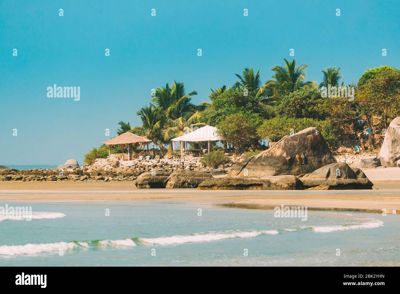 Canacona, Goa, Indien. Sonniger Himmel Über Ruhigem Wasser Des Arabischen Meeres. Naturlandschaft Mit Sandstrand Palolem Beach Am Sonnigen Sommertag Mit Blauem Himmel. Stockfoto