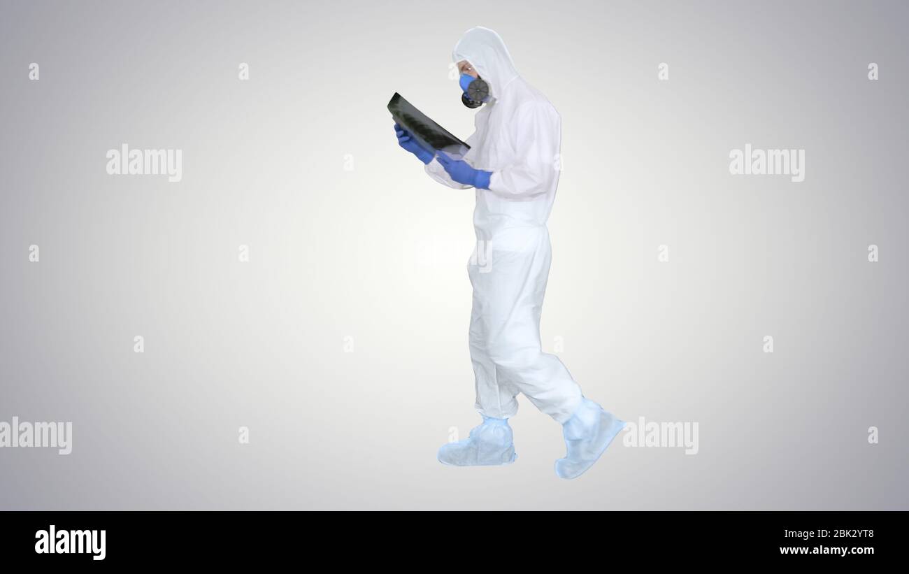 Infektionskrankheit Arzt in schützenden antibakteriellen Anzug Blick auf Lunge Röntgen auf Gradienten Hintergrund. Stockfoto