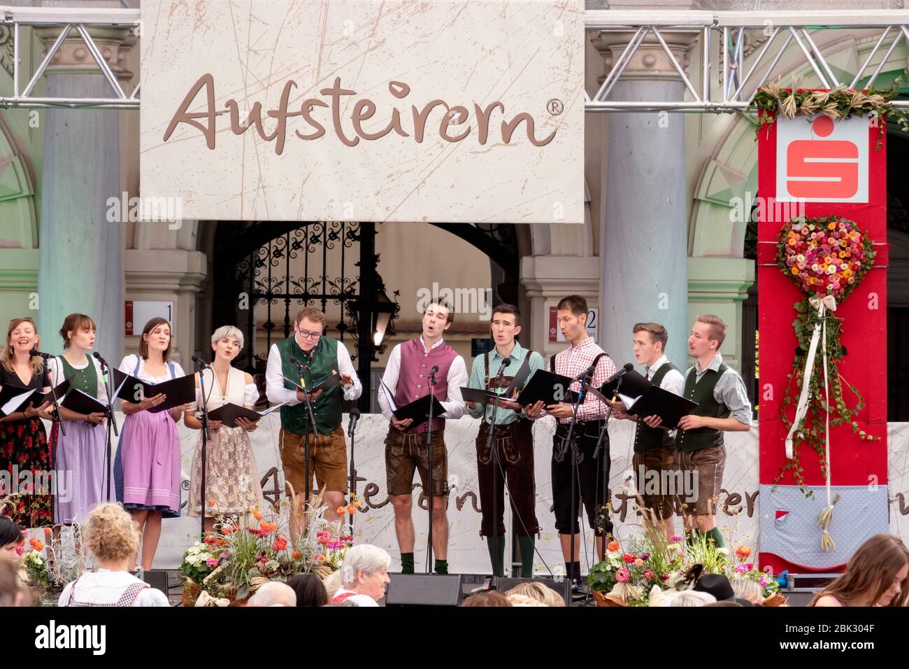 Graz/Österreich - September 2019: Alljährliches Herbstfest der steirischen Volkskultur (Aufsteirern). ?hoir der jungen Menschen in traditionellen nationalen Kostümen si Stockfoto