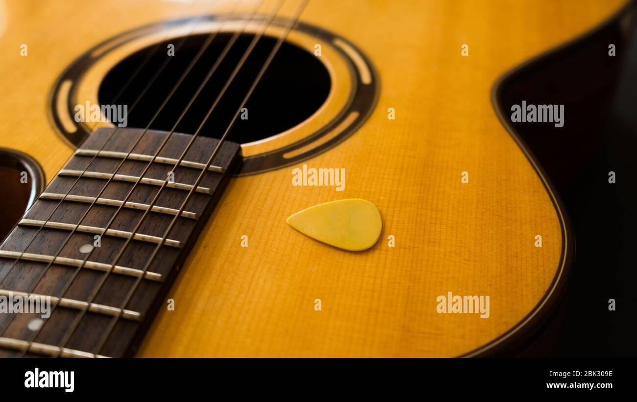 Nahaufnahme einer akustischen Gitarre und Pick Stockfoto