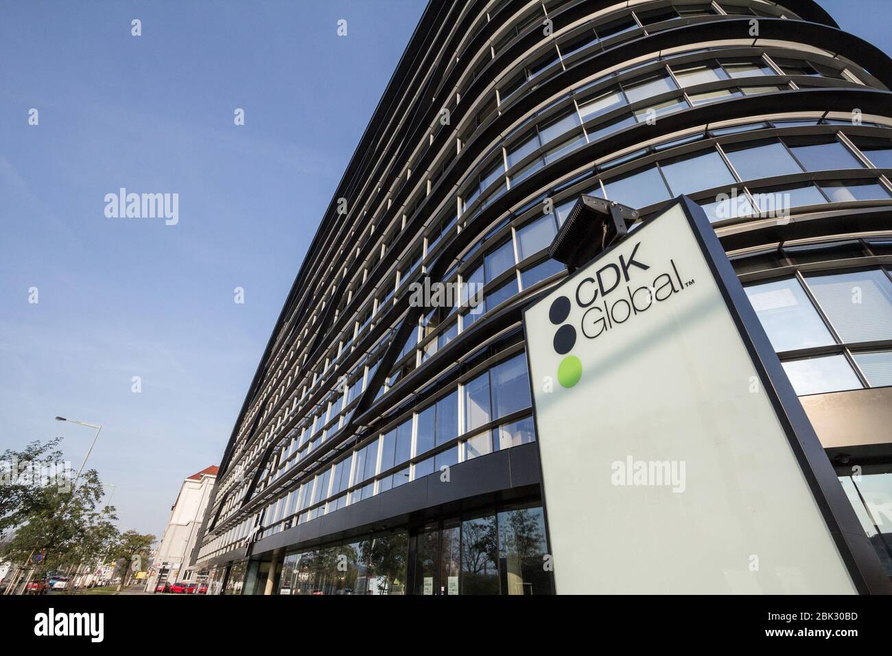 PRAG, TSCHECHIEN - 31. OKTOBER 2019: CDK Global Logo auf dem Hauptquartier in Prag. CDK Global ist ein amerikanisches Unternehmen, das sich auf Autohändler spezialisiert hat Stockfoto