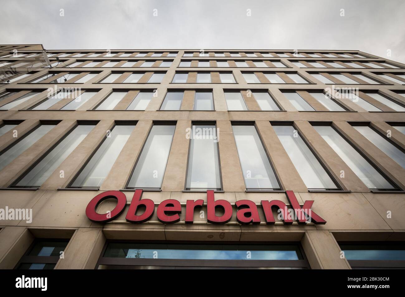 PRAG, TSCHECHIEN - 4. NOVEMBER 2019: Logo der Oberbank auf der Hauptbank im Zentrum von Brünn. Die Oberbank ist eine österreichische Bank, die in Mitteleuropa investiert Stockfoto