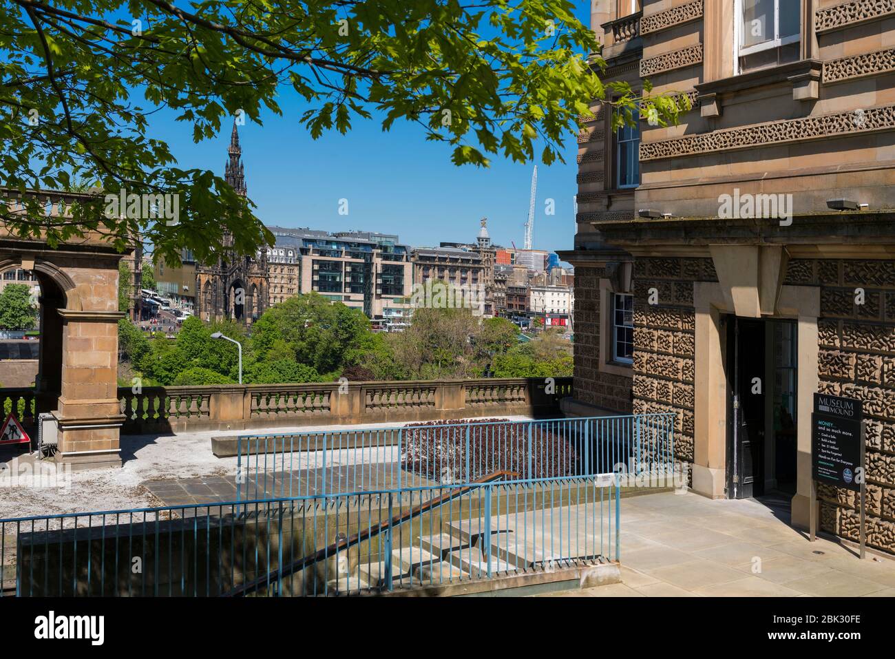 Blick auf Princes Street Gardens, vom Museum on Mound, Edinburgh, Schottland, Großbritannien. Stockfoto