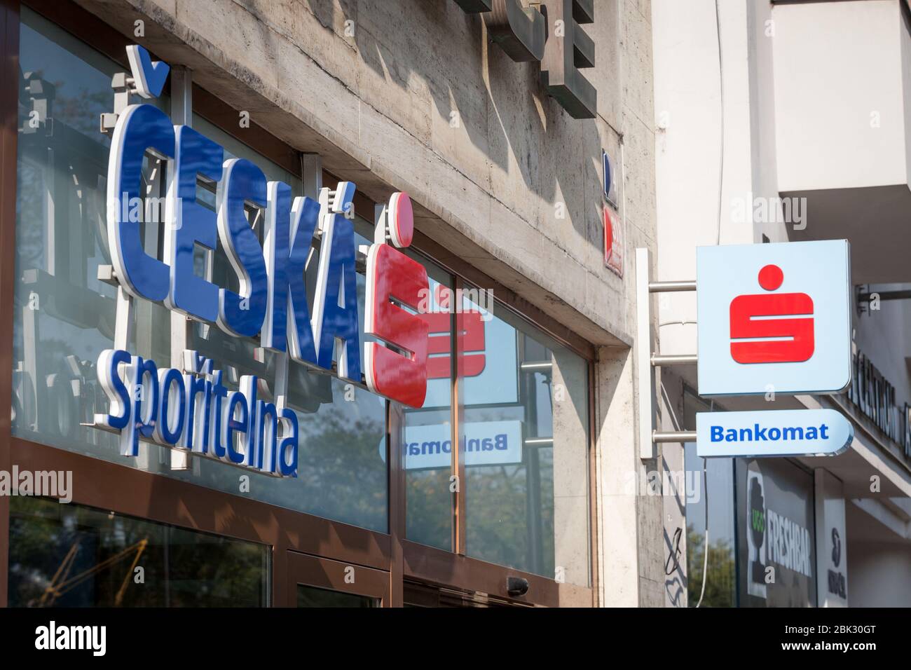 PRAG, TSCHECHIEN - 31. OKTOBER 2019: Logo der Bank Ceska Sporitelna vor ihrer Filiale für Prag Teil der erste Sparkasse Gruppe, Ceska spori Stockfoto