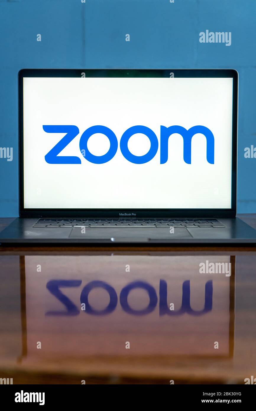 Laptop mit Logo der Zoom Cloud Meetings-App. Arbeiten und Treffen von zu Hause aus. Stockfoto