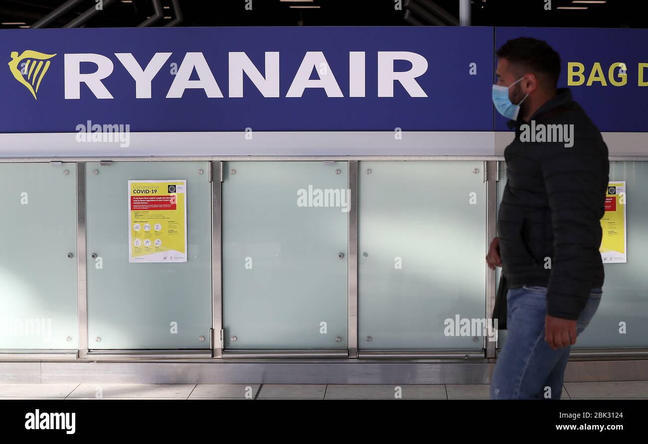 Coronavirus-Informationen an einem Ryanair-Check-in-Schalter im Terminal 1 am Flughafen Dublin. Die Budget-Airline-Gruppe hat angekündigt, dass bis zu 3,000 Arbeitsplätze bei Piloten und Kabinenpersonal in einem Umstrukturierungsprogramm gekürzt werden, das auch unbezahlten Urlaub, eine um bis zu 20 % gekürzte Bezahlung, Und die Schließung "einer Reihe von Flugzeugbasen in ganz Europa", bis sich die Nachfrage nach Flugreisen erholt. Bilddatum: Freitag, 1. Mai 2020. Siehe PA Geschichte GESUNDHEIT Coronavirus. Das Foto sollte lauten: Brian Lawless/PA Wire Stockfoto