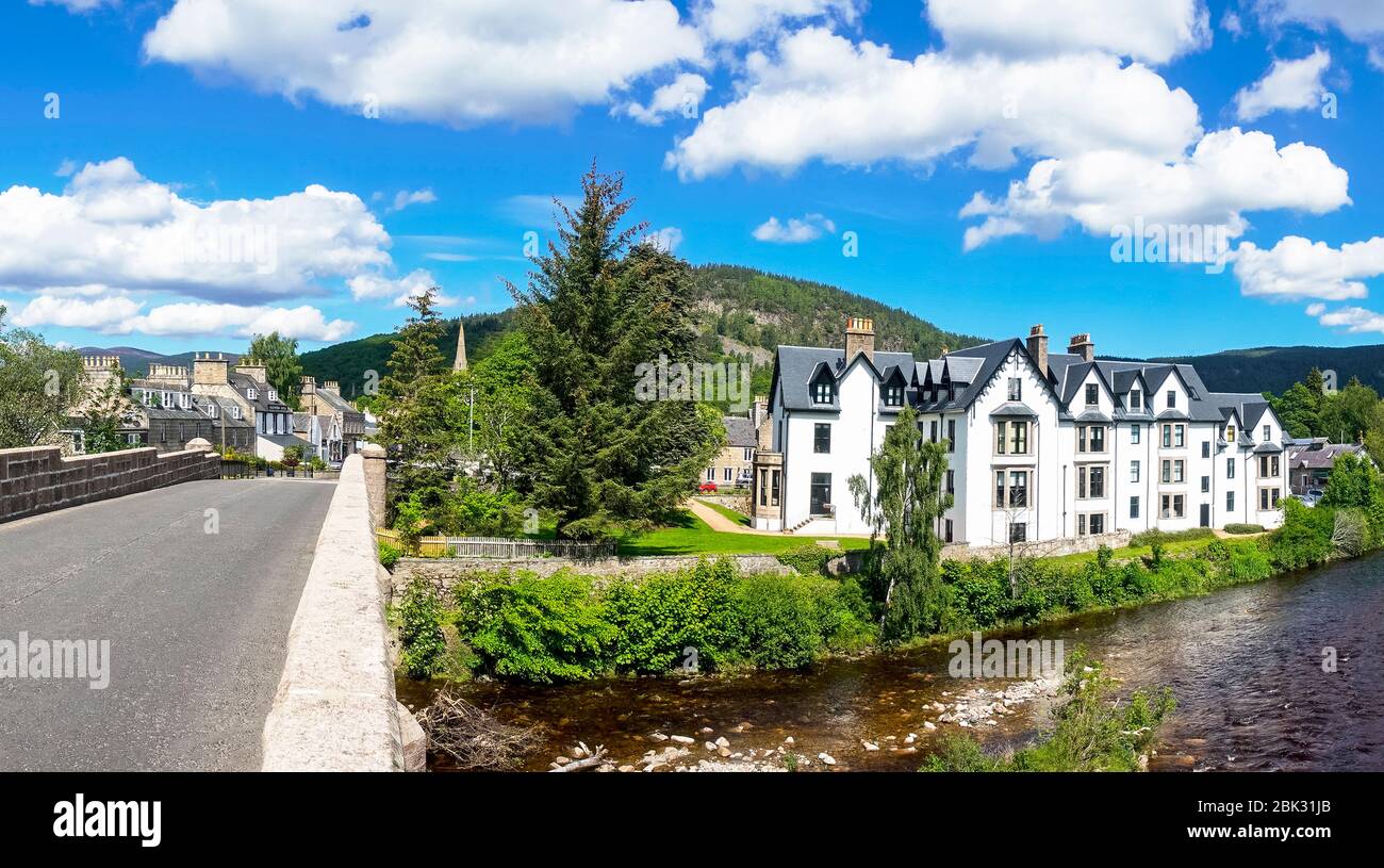 PANORAMA, Blick auf Ballater Dorf von Victoria Bridge, Ballater, Aberdeenshire, Highland Region, Schottland UK Stockfoto