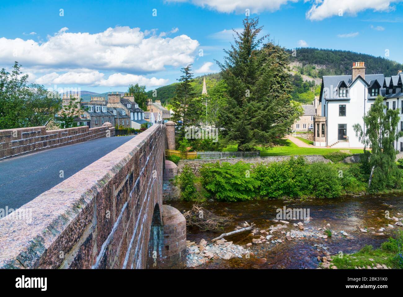 Blick auf Ballater Dorf von Victoria Bridge, Ballater, Aberdeenshire, Highland Region, Schottland UK Stockfoto
