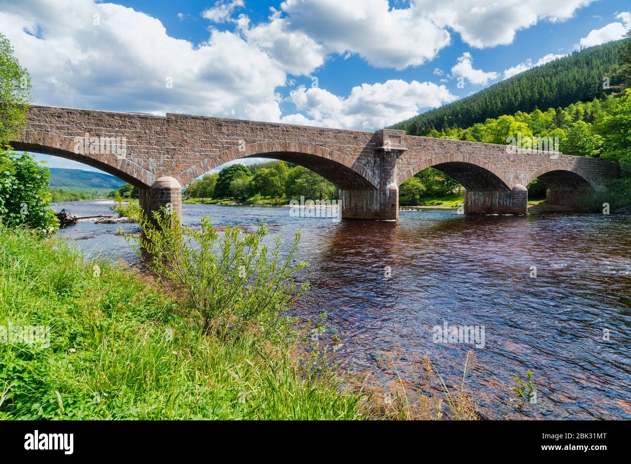 River Dee an der Victoria Bridge, Ballater, Aberdeenshire, Highland Region, Schottland, Großbritannien Stockfoto