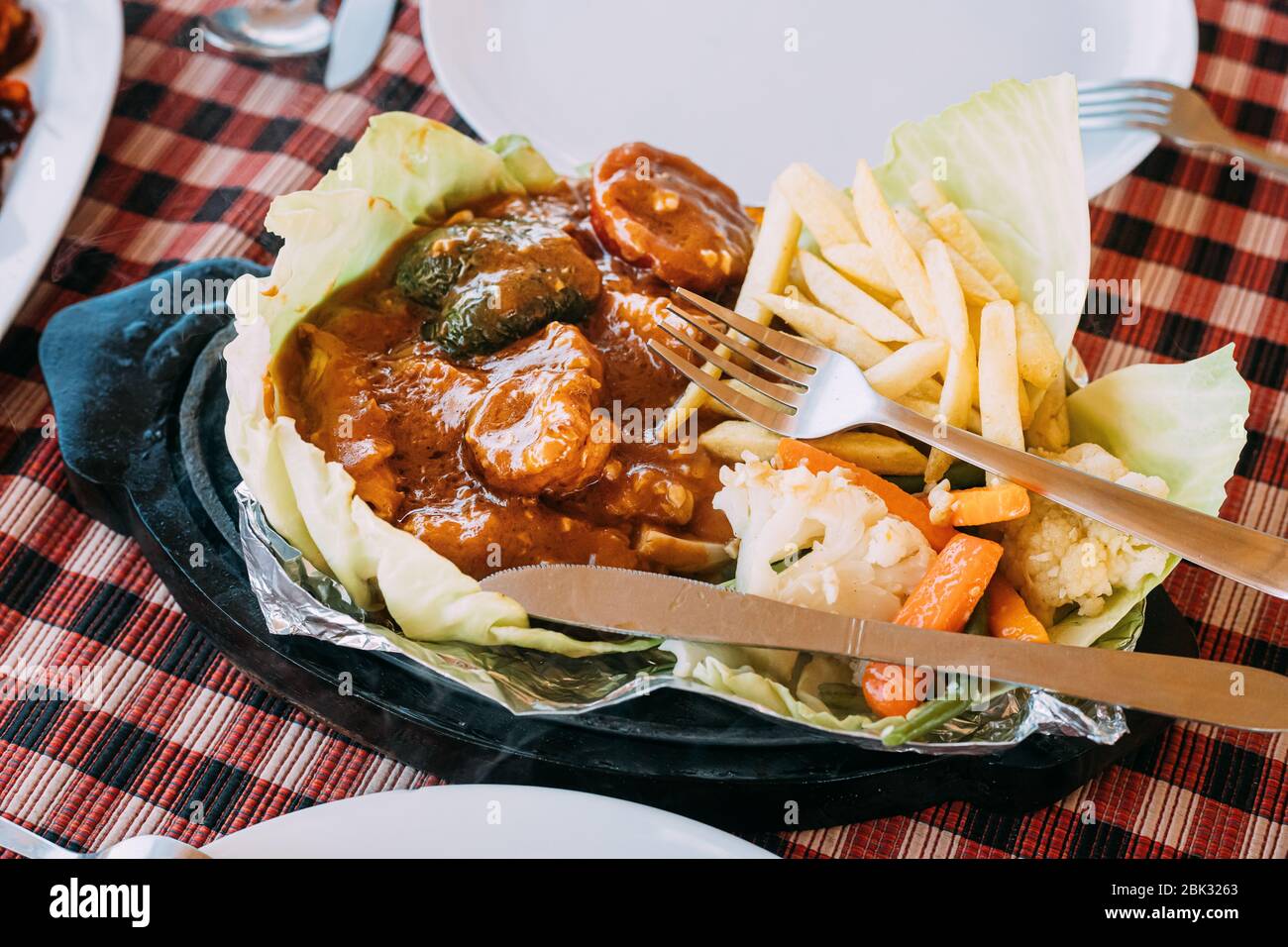Goa, Indien. Gericht Der Indischen Nationalen Küche Ist Sizzler, Die Aus Französisch Fries, Gebratene Garnelen In Sauce, Gebratene Gemüse Bestehen. Traditionelles Gericht Von Go Stockfoto