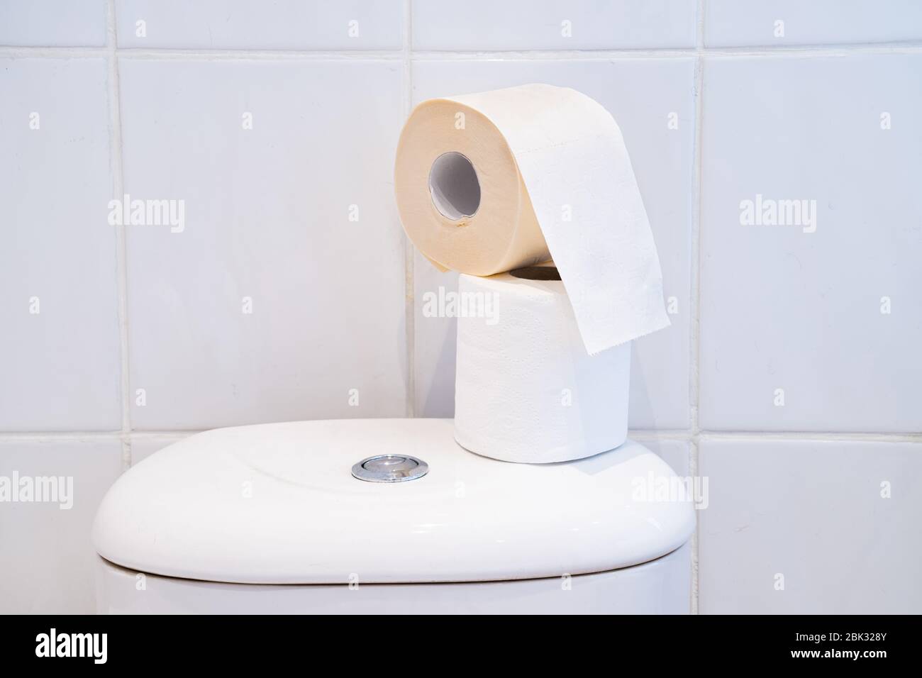 Toilettenrollen auf einer Toilettenzisterne Stockfoto