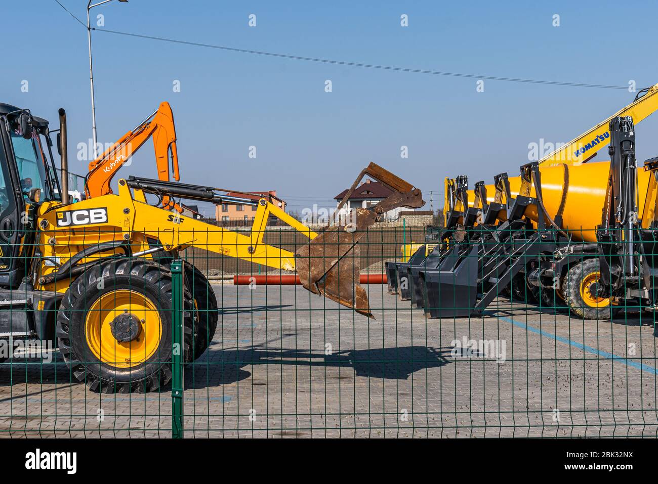 Schwere Maschinen für den Bau auf dem offenen Gelände eines Ladens mit Spezialfahrzeugen Stockfoto