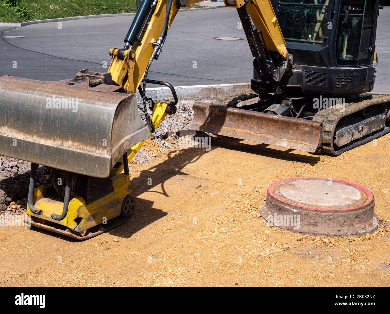 Mini-Bagger in Straßenbau Stockfoto