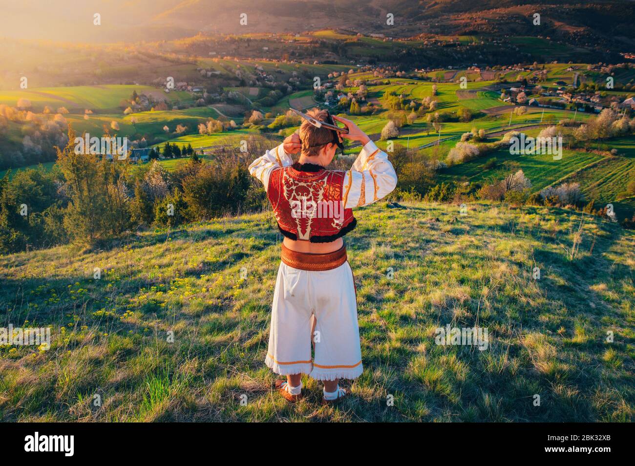 Traditionelle Volkskleid im Frühling Morgen Landschaft. Hrinova, Slowakei Stockfoto