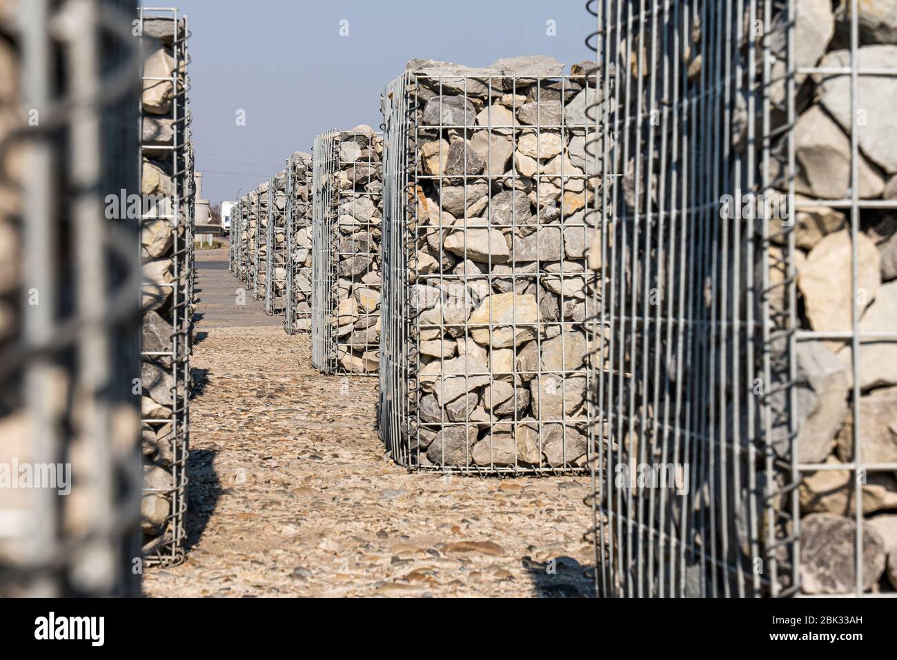 Effizienter Lärm- und Erosionsschutz. Gabion Stützwand oder Zaun Nahaufnahme. Stockfoto