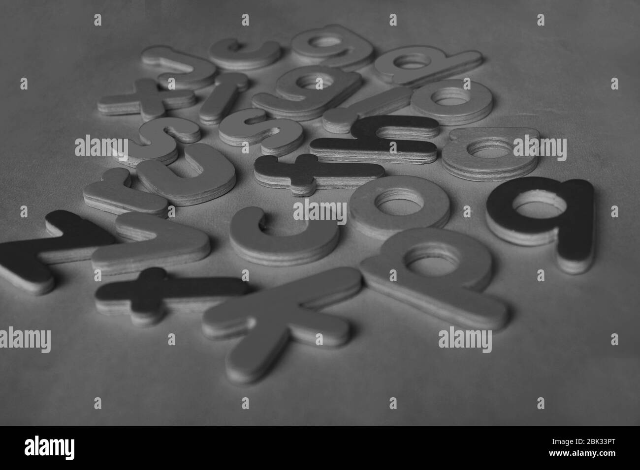 Englische Alphabete. Bunte hölzerne englische kleine Buchstaben auf einem rosa Hintergrund. Stockfoto