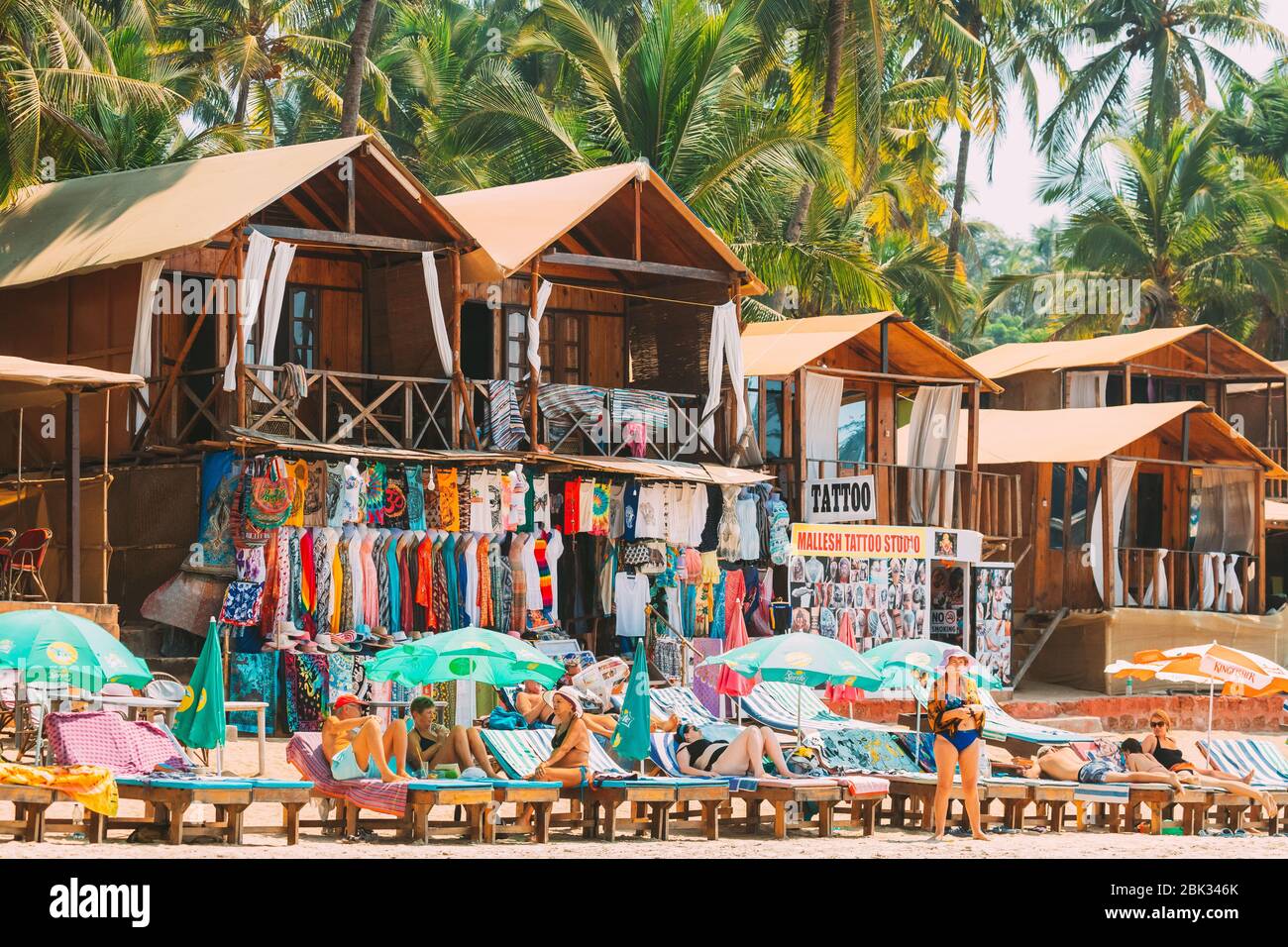 Canacona, Goa, Indien - 16. Februar 2020: Menschen Ruhen Sich Am Berühmten Palolem Beach Auf Hintergrund Beachwear Shop Im Sommer Sunny Day. Stockfoto