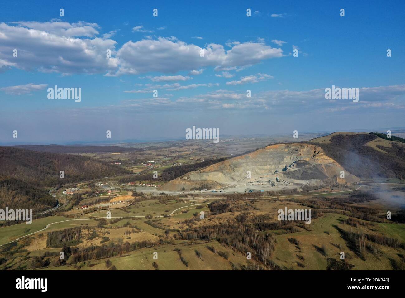 Grandemar Granitbruch in Morlace Dorf, Siebenbürgen Grafschaft, Rumänien. Aushub und Verarbeitungsgeräte. Sonniger Tag. Stockfoto