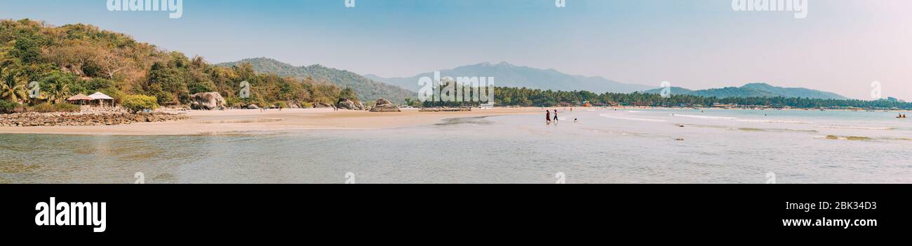 Canacona, Goa, Indien - 16. Februar 2020: Sonniger Himmel Über Ruhigem Wasser Des Arabischen Meeres. Naturlandschaft Mit Sandstrand Palolem Beach Im Sonnigen Sommertag Wit Stockfoto