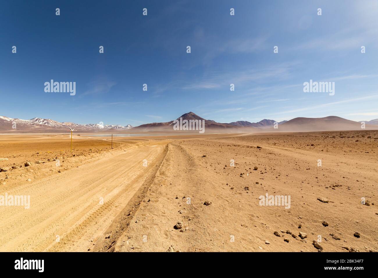 Atemberaubende Panorama-Aussicht auf die Siloli-Wüste. Wunderschöne Landschaft der spektakulären bolivianischen Anden und der Altiplano entlang der malerischen Straße zwischen der Grenze Stockfoto