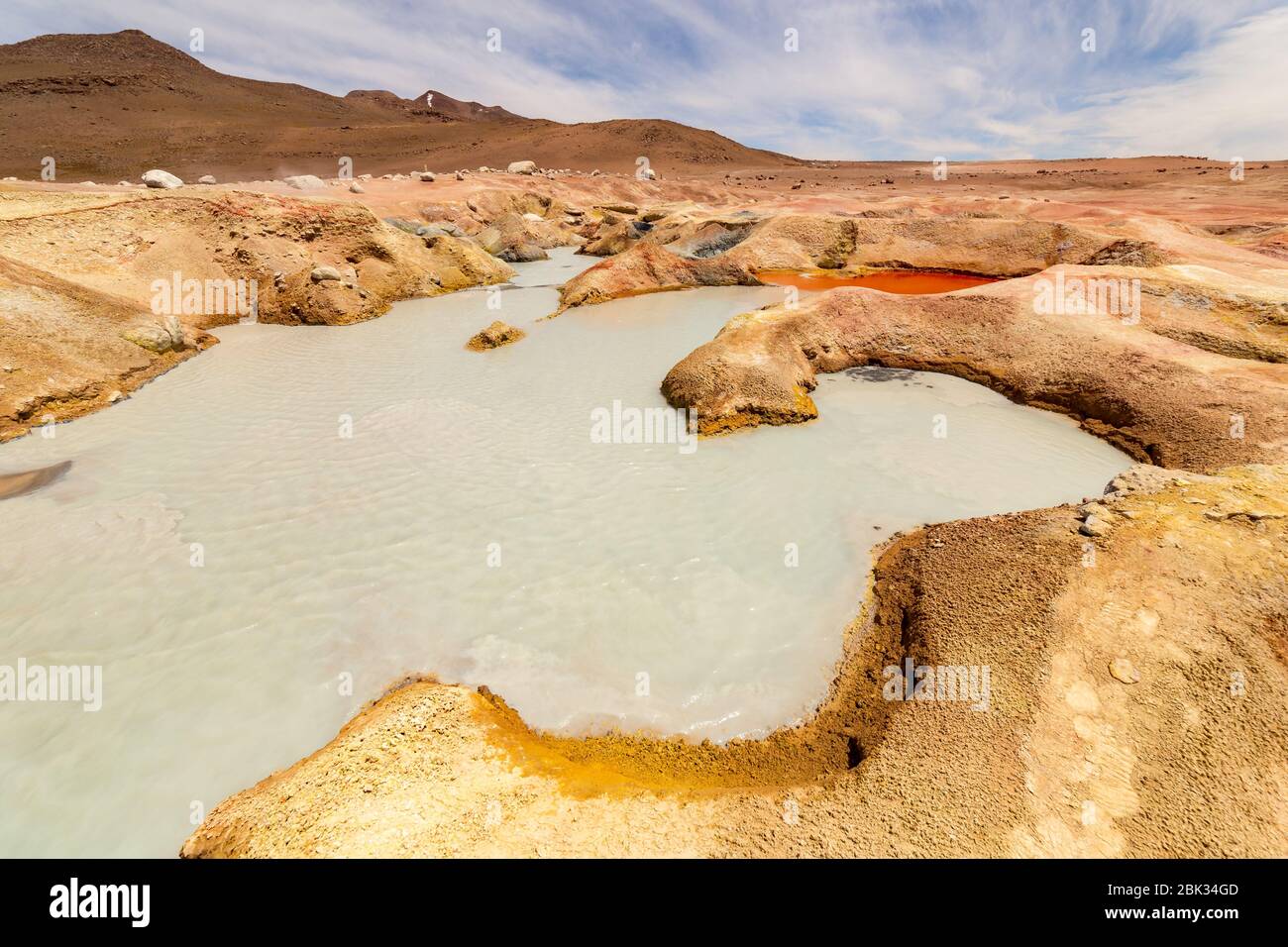 Schöne Landschaft der vulkanischen Aktivität von Geysiren und Fumarolen bei Sol de Manana, in der Wüste des südlichen Bolivien. Stockfoto