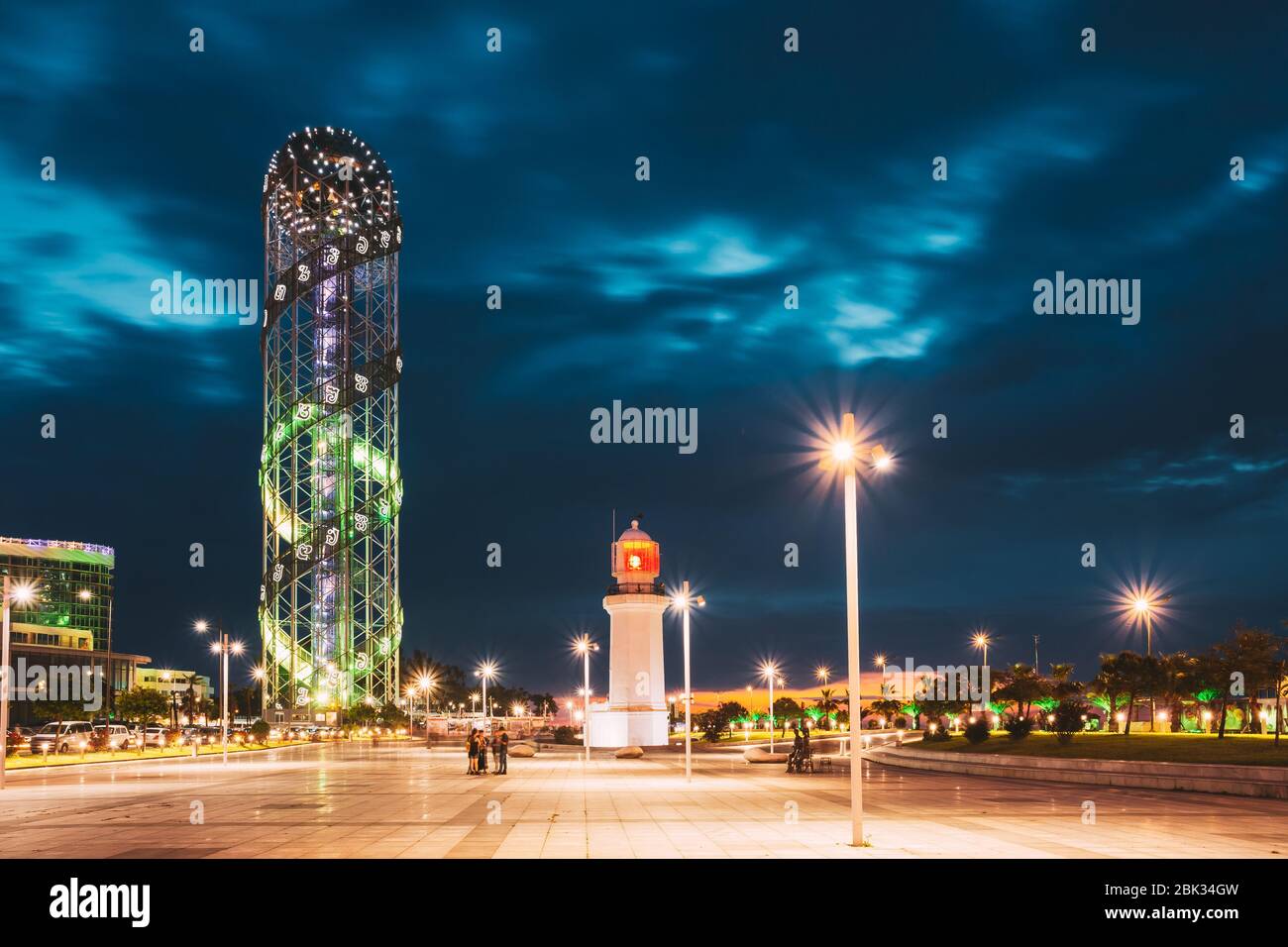 Batumi, Adjara, Georgia - 26. Mai 2016: Beleuchteter Alphabet-Turm Und Leuchtturm An Der Promenade In Der Nähe Des Miracle Parks, Vergnügungspark Am Abend Oder Ni Stockfoto