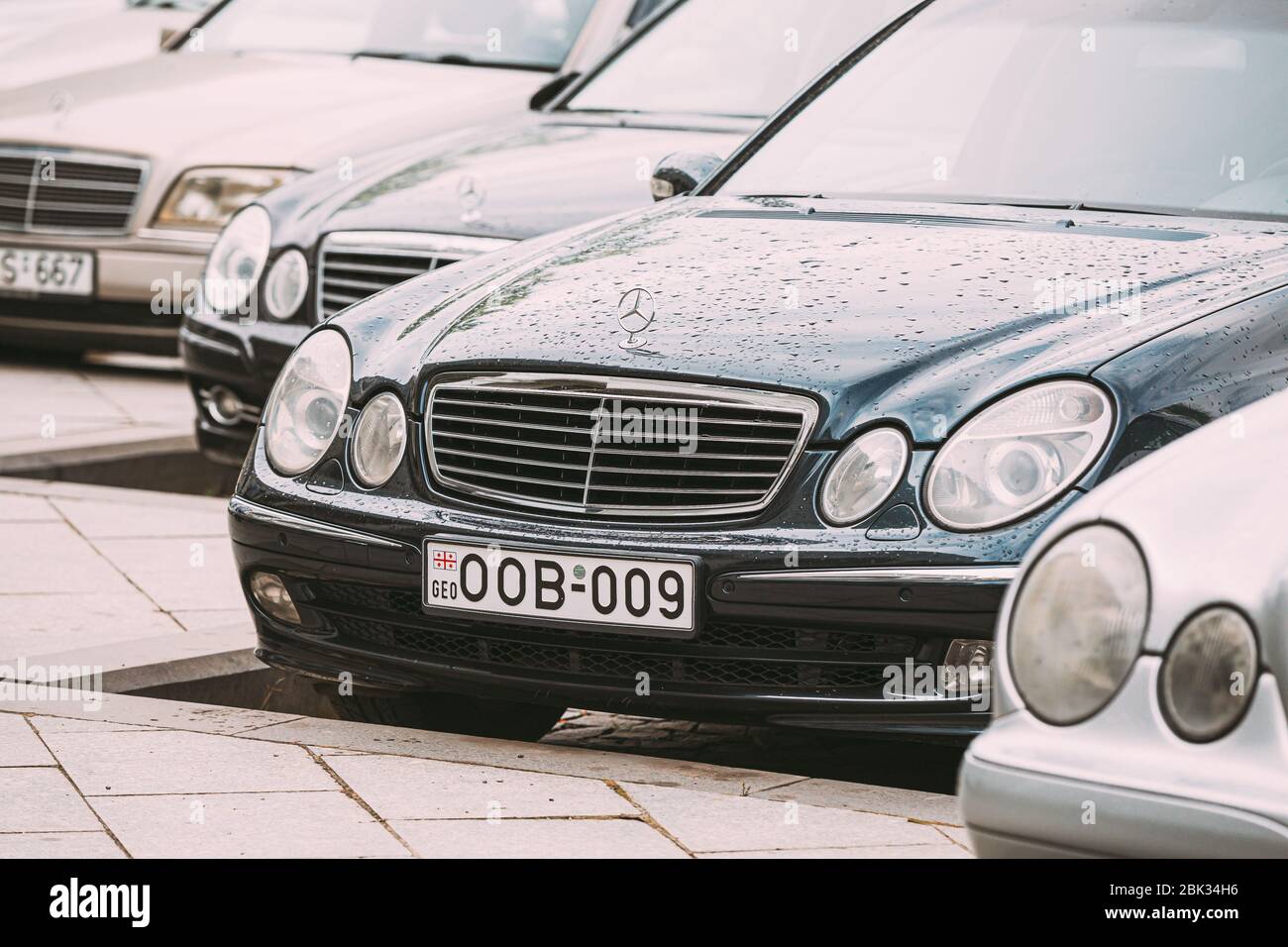 Batumi, Georgien - 27. Mai 2016: Verschiedene Autos Mercedes-Benz E-Klasse W210 und W211 auf Sommertag In Zeile In der Straße geparkt. Stockfoto