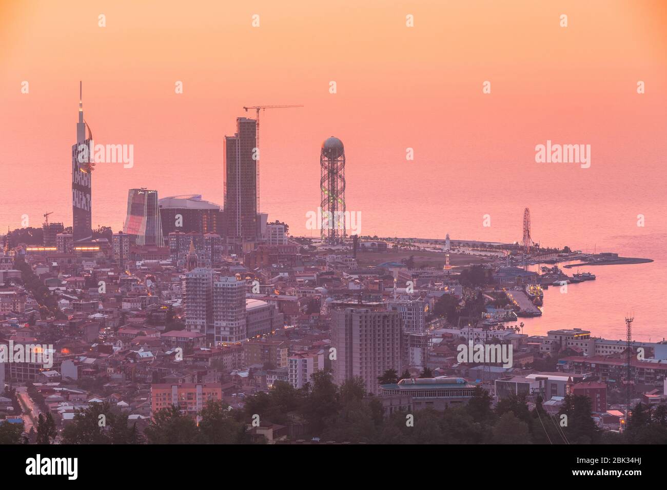 Batumi, Adscharien, Georgia - 27. Mai 2016: Luftaufnahme des urbanen Stadtbild bei Sonnenuntergang. Schwarzen Meer technologische Universität, Radisson Blu Hotel, wohnen Stockfoto