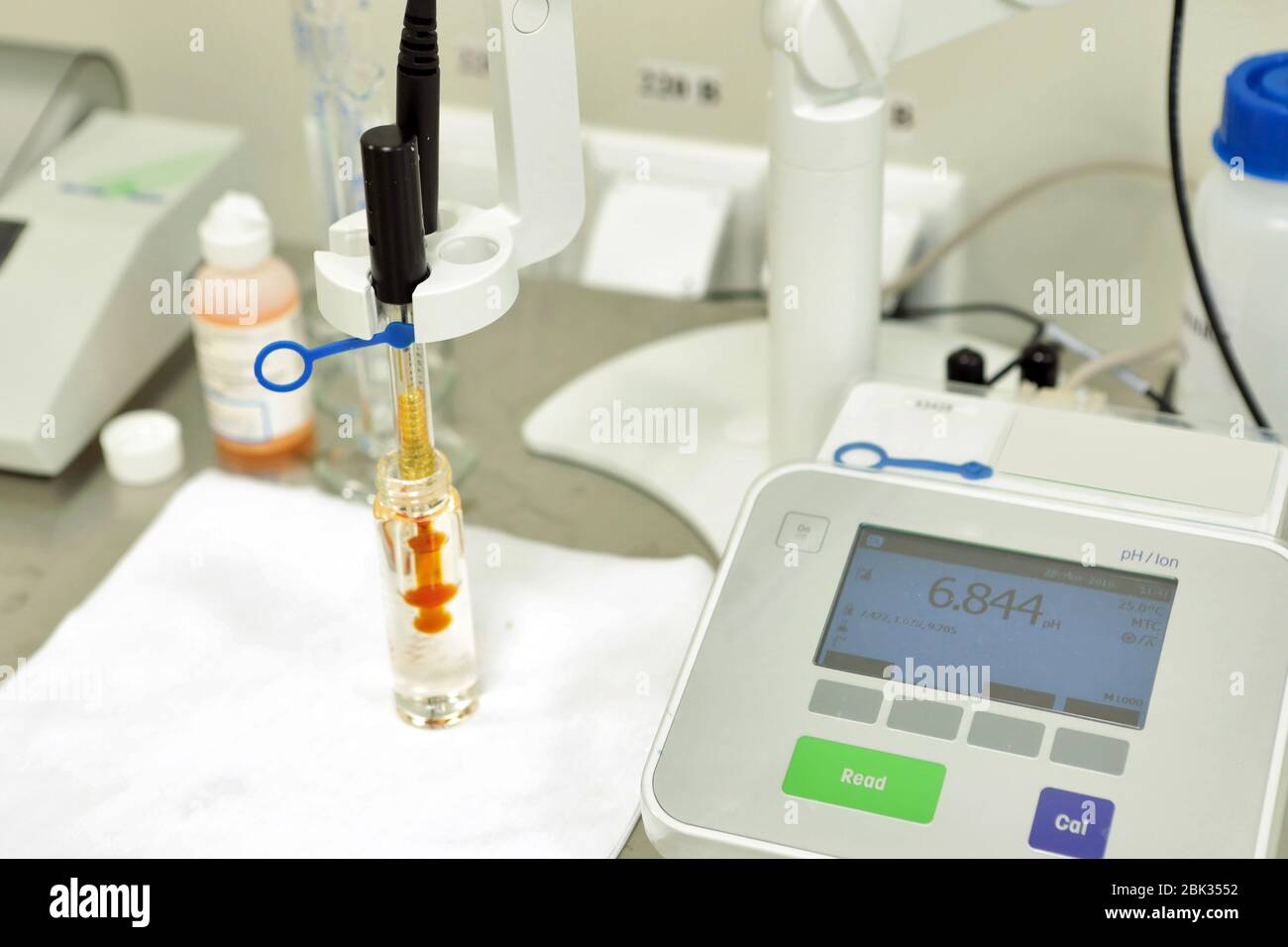 Ein Chemiker führt eine Studie über die Steifigkeit der Lösung durch. PH-Messung im Labor. Ein Gerät zur chemischen PH-Messung. Moderne Ausstattung für Stockfoto
