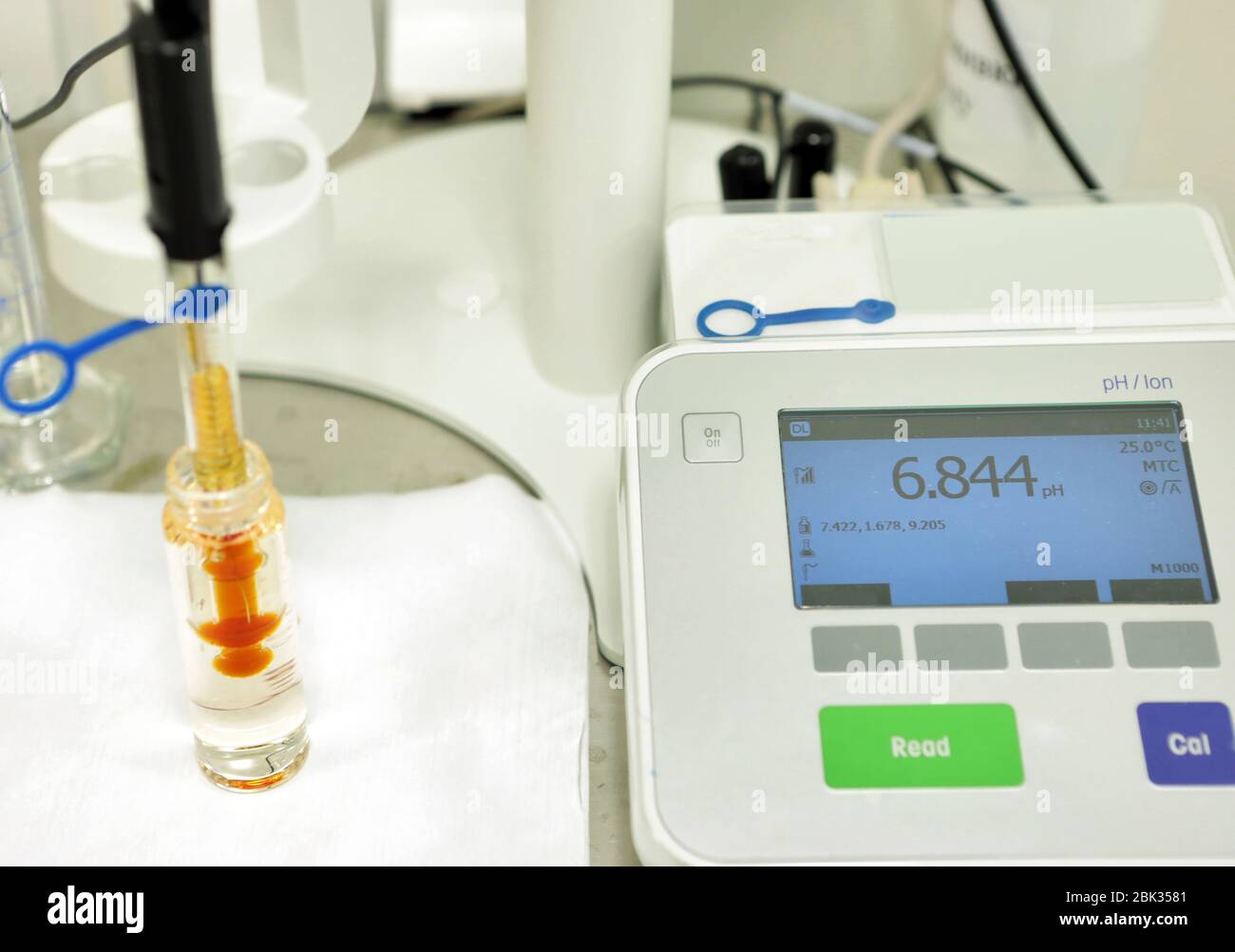 Ein Chemiker führt eine Studie über die Steifigkeit der Lösung durch. PH-Messung im Labor. Ein Gerät zur chemischen PH-Messung. Moderne Ausstattung für Stockfoto
